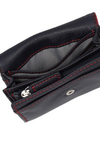 Schwarze Leder-Geldbörse mit rotem Nähen, ausgestattet mit mehreren Fächern, einem Reißverschlussfach und silberfarbener Hardware.
