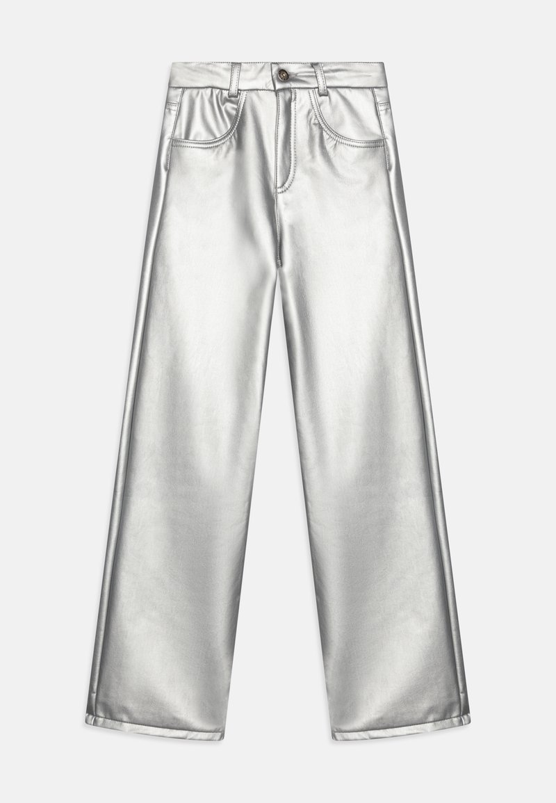 Pantalon argenté métallisé taille haute, jambes larges, avec poches avant, passants pour ceinture et fermeture par bouton sur fond blanc.