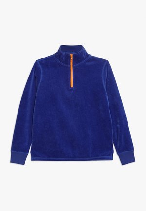 Langærmet royal blå fleece-trøje med høj krave og en orange halv-lang lynlås på hvid baggrund.