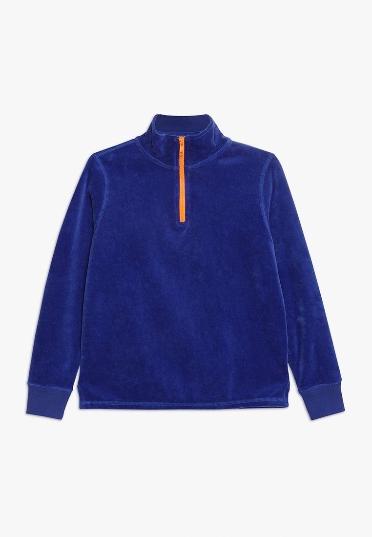 Pull en polaire bleu roi à manches longues avec un col montant et une fermeture éclair orange à mi-zip sur fond blanc.