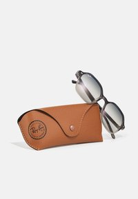 Óculos de sol Ray-Ban com lentes degrade, armação cinza escura e uma mala de couro texturizado castanho com fecho de pressão e detalhe com o logótipo.