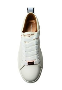 Weiße Leder-Sneaker mit abgerundetem Zeh, flachen weißen Schnürsenkeln, einem rose-goldenen Akzent und einem kontrastierenden Schwarz-Weißen Zuglasche.