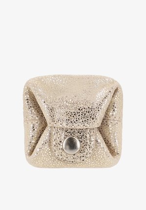 Kleine glitzernde beiger Tasche mit einer vorderen Klappe, die durch einen runden silbernen Knopf gesichert ist, strukturiert mit einem funkelnden, gepunkteten Muster.