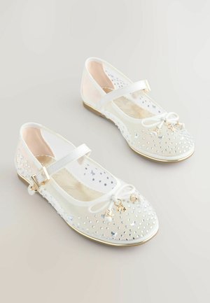 Balerini albi cu partea superioară din plasă transparentă, împodobiți cu ținte argintii, cu fundă, accente aurii și o curea cu cataramă.