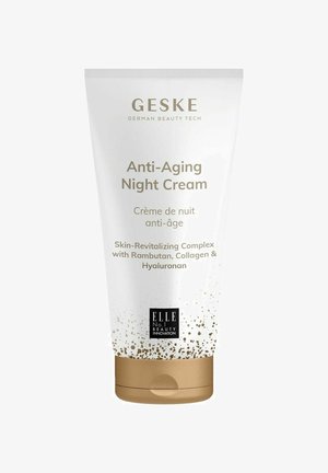 Witte cosmetische tube met een gouden dop, gelabeld "GESKE Anti-Aging Nachtcrème." De tekst bevat ingrediënten en de merknaam in het zwart.