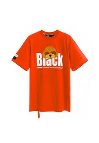 Camiseta de algodón roja con un diseño de perro de dibujos animados texturizado y la palabra "Black" en letras blancas en negrita. Incluye una etiqueta en la manga izquierda.
