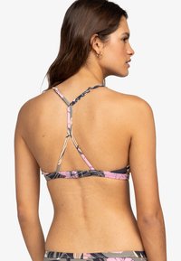Top de bikini multicolor con un patrón floral, tirantes ajustables en la parte posterior cruzada y una textura suave, con una base gris y detalles en rosa.
