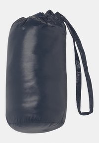 Marinblå dragstring förvaringsväska med bärrem, tillverkad av ett glatt, lätt glänsande tyg, visas mot en vit bakgrund.