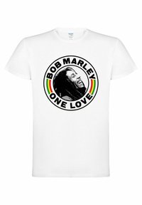 Bílý bavlněný tričko s kruhovým černým grafickým znakem mužského profilu a textem "BOB MARLEY ONE LOVE" s barevnými pruhy v červené, žluté a zelené barvě.