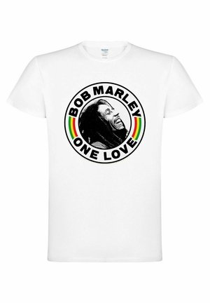 Weißes Baumwoll-T-Shirt mit einem runden schwarzen Grafik eines Männerprofils, versehen mit dem Text "BOB MARLEY ONE LOVE" und farbigen Streifen in Rot, Gelb und Grün.