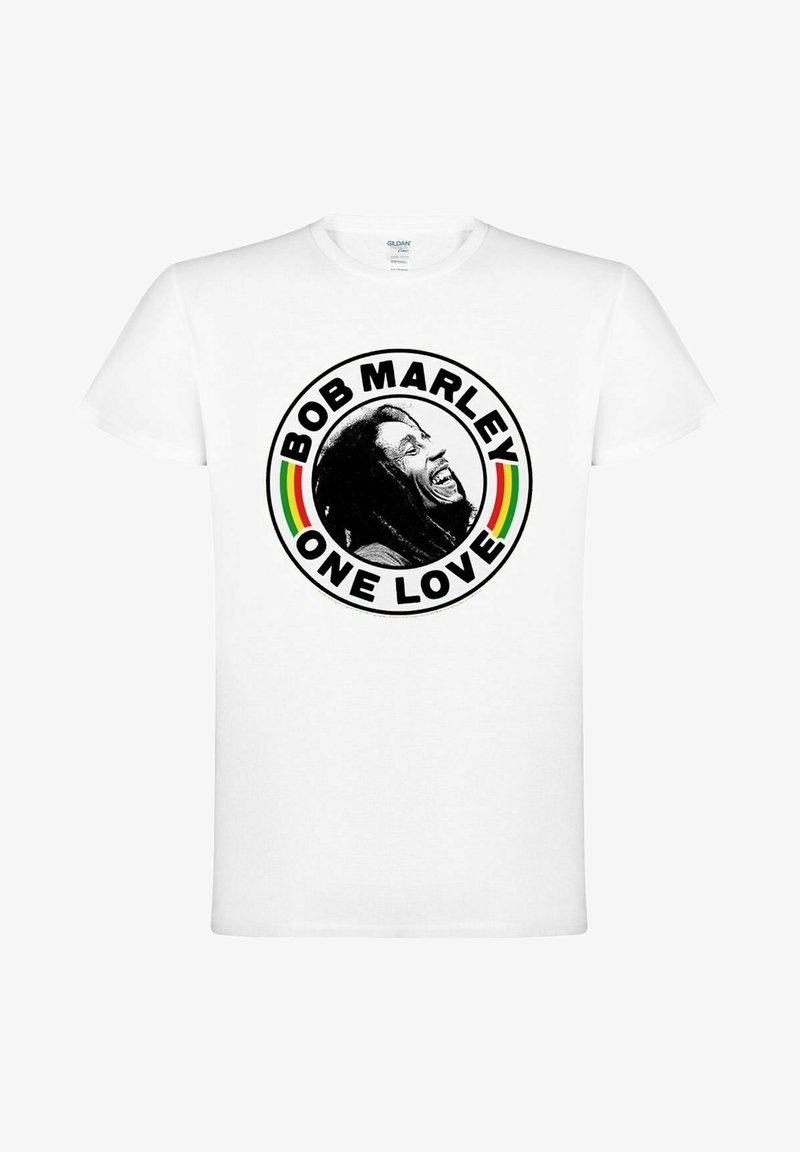 Valkoinen puuvillapaita, jossa on pyöreä musta kuva miehen profiilista sekä teksti "BOB MARLEY ONE LOVE" ja värilliset raidat punaisena, keltaisena ja vihreänä.
