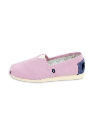 Zapatilla de lona rosa claro tipo slip-on con suela color crema y parche azul en el talón, mostrada de perfil sobre fondo blanco.