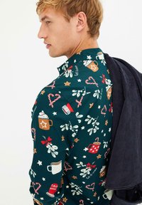 bonprix LANGARM MIT WEIHNACHTSMOTIV - Camicia - green