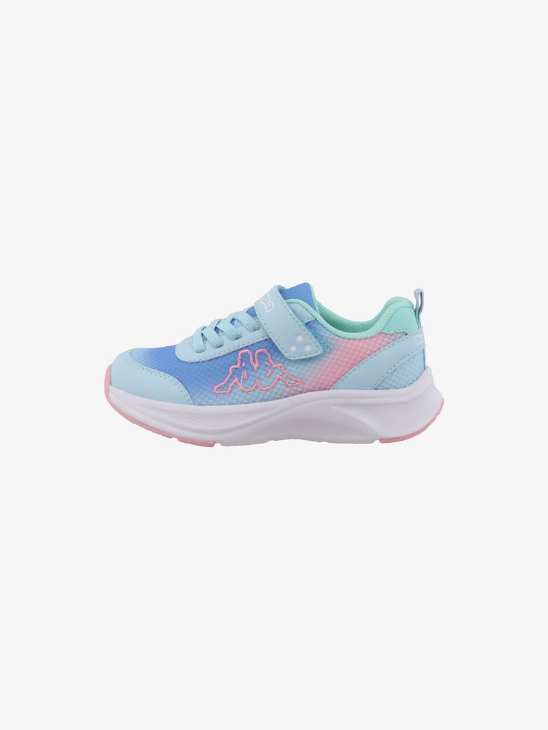 Chaussure de sport bleu clair avec un design dégradé comprenant des accents rose pâle et menthe. Matière en mesh, fermeture à lacets et détail du logo sur le côté.