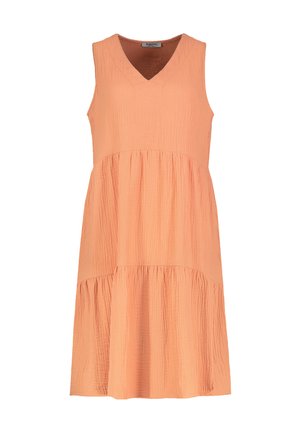 Pfirsichfarbenes ärmelloses Kleid mit V-Ausschnitt, strukturiertem Stoff und gestuften Design. Midi-Länge mit gerafften Rüschelementen am Saum.