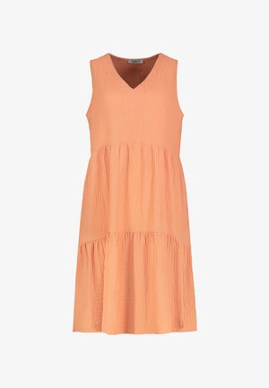 Pfirsichfarbenes ärmelloses Kleid mit V-Ausschnitt, strukturiertem Stoff und gestuften Design. Midi-Länge mit gerafften Rüschelementen am Saum.