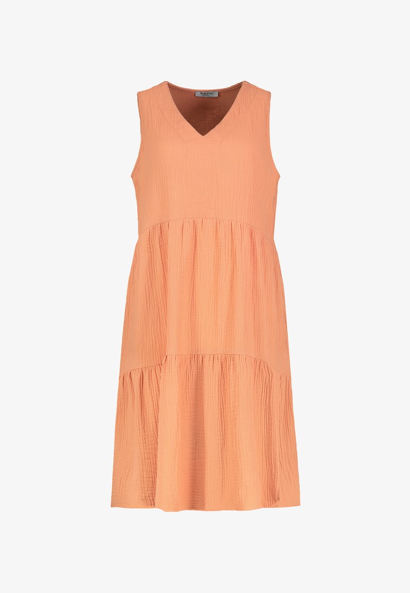 Pfirsichfarbenes ärmelloses Kleid mit V-Ausschnitt, strukturiertem Stoff und gestuften Design. Midi-Länge mit gerafften Rüschelementen am Saum.