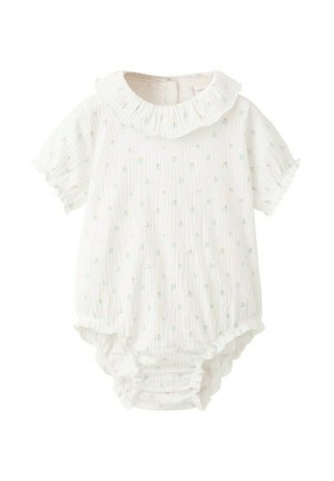 Weißer Baby-Strampler mit kurzen Rüschenärmeln, einem Rüschenkragen, kleinem pastellfarbenem Blumenmuster und Druckknöpfen am unteren Ende.