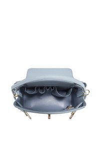 Svijetloplava kožna torba sa strukturiranim oblikom, s unutarnjim odjeljcima, zlatnim dodacima i glatkom teksturom.