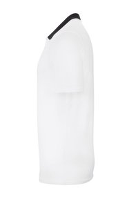 Polo shirt blanc à manches courtes avec un col noir. Fabriqué en tissu lisse, présentant une coupe droite et une coupe régulière.