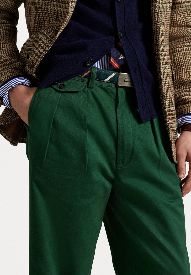 Polo Ralph Lauren WHITMAN PLEATED UNISEX - Chinos - kelly green 