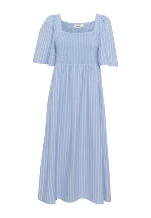 Rochie maxi bleu deschis cu dungi verticale albe, decolteu pătrat, bust elastic și mâneci scurte bufante. Material moale cu un design fluid.