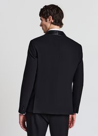Blazer nero con vestibilità su misura, caratterizzato da un design elegante, una texture liscia e un colletto in pelle nera a contrasto.