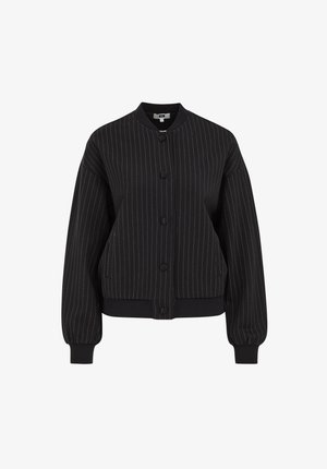 Giacca bomber nera con sottili righe bianche verticali, caratterizzata da una scollatura rotonda, chiusura con bottoni e polsini e orlo a coste.