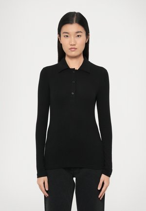 Μαύρο πόλο με μακριά μανίκια, γιακά και μπροστινό άνοιγμα με κουμπιά. Κατασκευασμένο από λείο ύφασμα, με εφαρμοστή σχεδίαση.