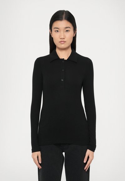 Schwarzes Langarm-Poloshirt mit Kragen und durchgehender Knopfleiste vorne. Hergestellt aus einem glatten Stoff, weist es ein figurbetontes Design auf.