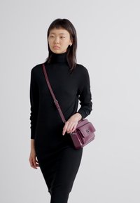 Calvin Klein RE-LOCK CAMERA BAG - Bandolera - oxblood