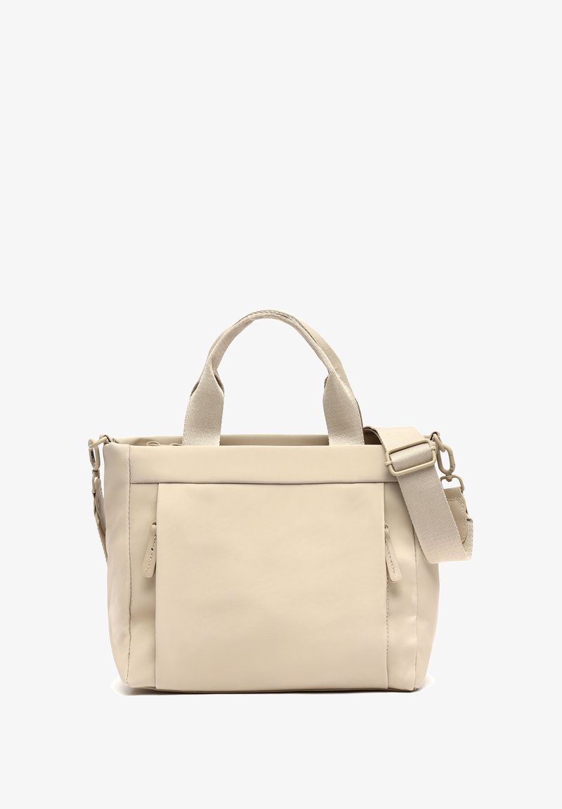 Beige tote-väska i mjukt material, med dubbla handtag upptill, en avtagbar rem och en framficka med dragkedja. Minimalistisk design.