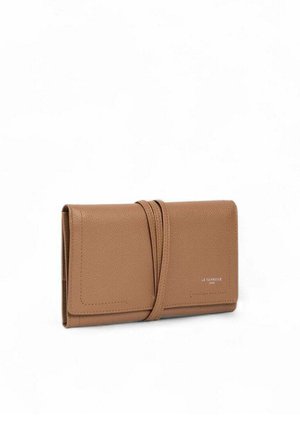 Cartera de cuero color tan con cierre de correa envolvente y texto sutil de la marca "Le Tanneur" grabado en la solapa frontal.