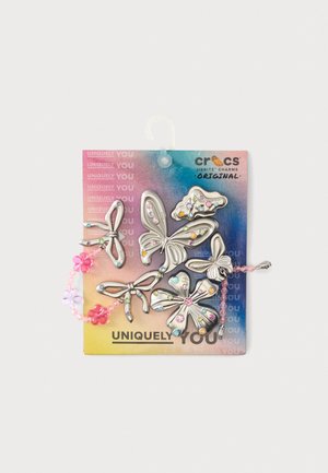 Breloques Crocs Jibbitz en forme de papillon et de libellule en argent, décorées de pierres colorées sur une carte multicolore "Uniquely You".