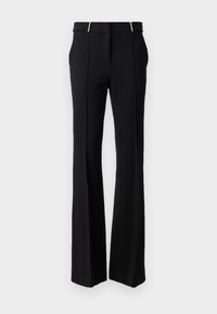 Pantalons noirs ajustés avec un design de jambe évasée, présentant des détails de couture et une taille avec des accents dorés pour un intérêt supplémentaire.