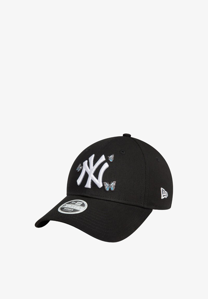 Schwarze Baseballmütze mit weißem, gesticktem New York Yankees-Logo und kleinen blauen Schmetterlingen, aus Stoff mit strukturiertem Design und gebogenem Schild.