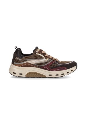 Atletische sneaker met een dikke beige zool, bruin mesh bovenkant en gelaagde leren panelen in tinten bruin, brons en bordeaux.