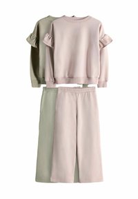 Dos conjuntos de ropa de casa: un sudadera rosa claro con mangas acampanadas y un par de pantalones de pierna ancha a juego en rosa claro, junto a un sudadera verde salvia.
