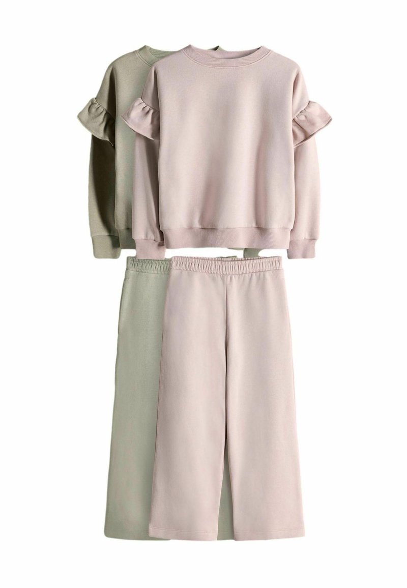 Dos conjuntos de ropa de casa: un sudadera rosa claro con mangas acampanadas y un par de pantalones de pierna ancha a juego en rosa claro, junto a un sudadera verde salvia.