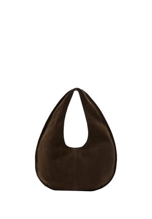 Bolso de ante marrón oscuro en forma de media luna con una sola correa ancha y textura suave sobre un fondo blanco.