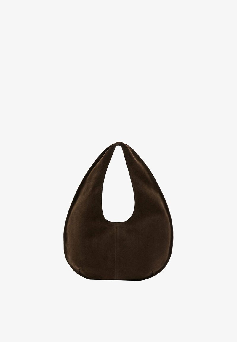 Sac à main en daim marron foncé en forme de croissant avec une seule sangle large et une texture lisse sur fond blanc.