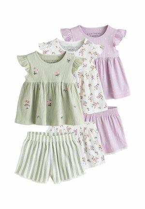 Trzy zestawy odzieży nocnej dla małych dzieci z falbankami na rękawach: zielony kwiatowy top z pasiastymi szortami, biały kwiatowy top z dopasowanymi szortami oraz fioletowa sukienka w groszki z szortami.