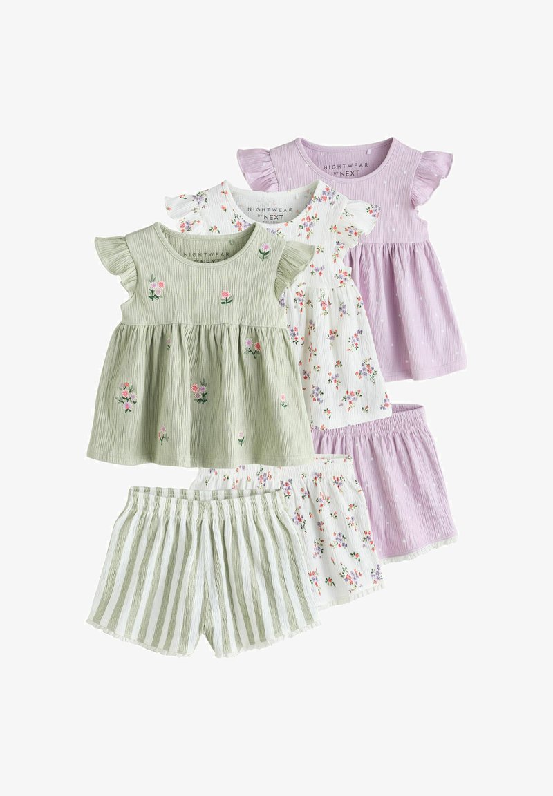 Trois ensembles de vêtements de nuit pour tout-petits avec manches volantées : haut fleuri vert avec short rayé, haut fleuri blanc avec short assorti, et robe violette à pois avec short.