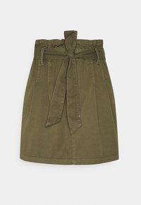 Jupe vert olive avec taille haute, bande élastique et ceinture en tissu. Elle présente des plis et une finition lisse et texturée.