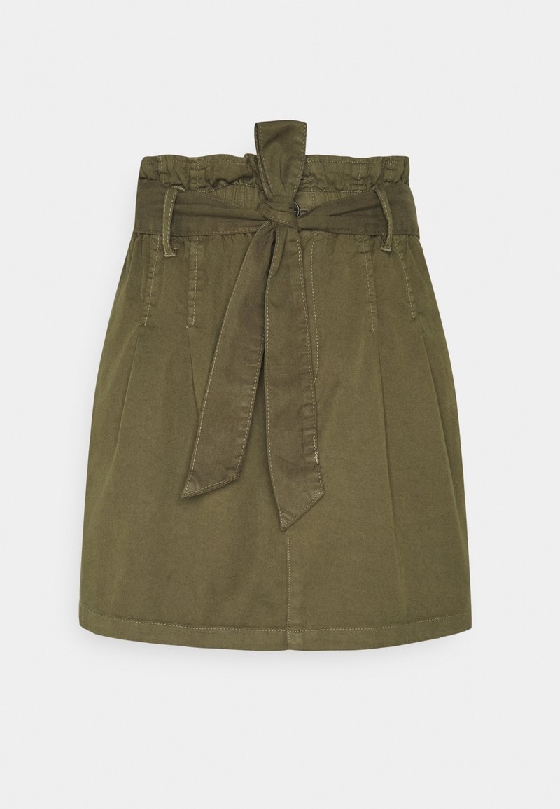 Jupe vert olive avec taille haute, bande élastique et ceinture en tissu. Elle présente des plis et une finition lisse et texturée.