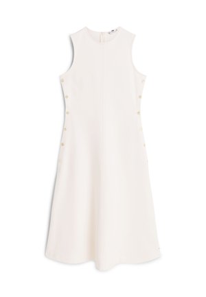 Ærmeløs hvid midikjole med rund halsudskæring, side guld knapper og tætsiddende liv, der flår let ud mod kanten.