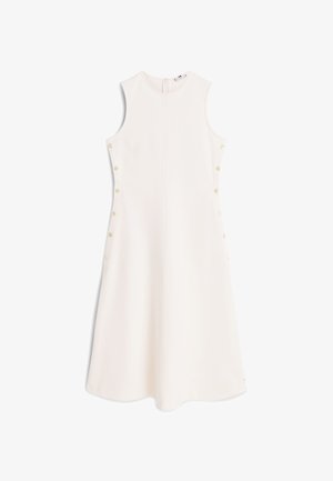 Bijela midi haljina bez rukava s okruglim izrezom, zlatnim gumbima sa strane i uskim gornjim dijelom koji se blago širi prema rubu.