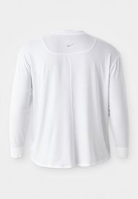 Biele športové tričko s dlhým rukávom, s rebrovanými manžetami a malým sivým logom Nike pod golierom na zadnej strane.