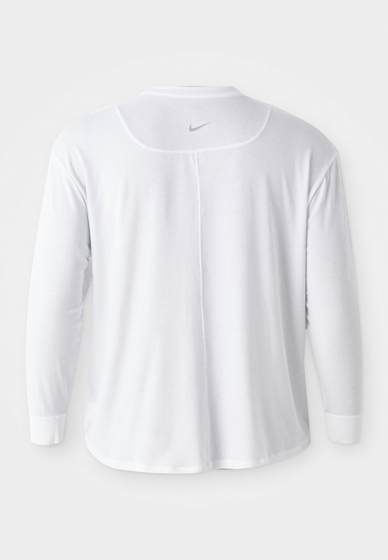 Maglietta da allenamento bianca a maniche lunghe con polsini a coste e un piccolo logo Nike grigio sotto il colletto sul retro.