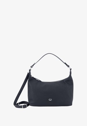 Bolso de mano negro con un asa corta y única y una correa larga ajustable, que presenta un pequeño logo plateado en el centro delantero.